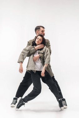 Beyaz stüdyo arka planında izole edilmiş moda bir çift.