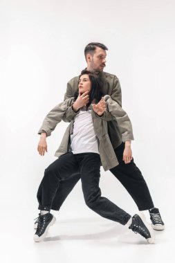Beyaz stüdyo arka planında izole edilmiş moda bir çift.
