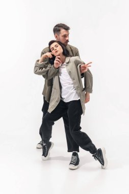 Beyaz stüdyo arka planında izole edilmiş moda bir çift.