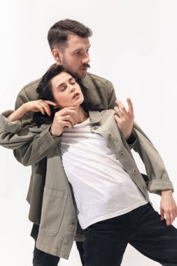 Beyaz stüdyo arka planında izole edilmiş moda bir çift.