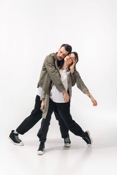 Pareja de moda de moda aislado en fondo blanco estudio — Foto de Stock