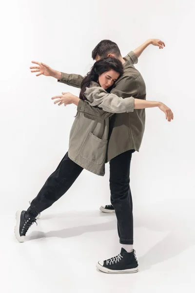 Casal na moda isolado no fundo do estúdio branco — Fotografia de Stock