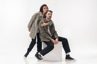 Beyaz stüdyo arka planında izole edilmiş moda bir çift.