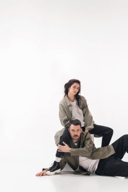 Beyaz stüdyo arka planında izole edilmiş moda bir çift.