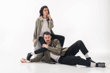 Beyaz stüdyo arka planında izole edilmiş moda bir çift.