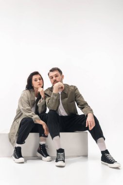 Beyaz stüdyo arka planında izole edilmiş moda bir çift.