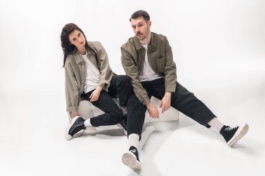 Beyaz stüdyo arka planında izole edilmiş moda bir çift.