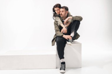 Beyaz stüdyo arka planında izole edilmiş moda bir çift.