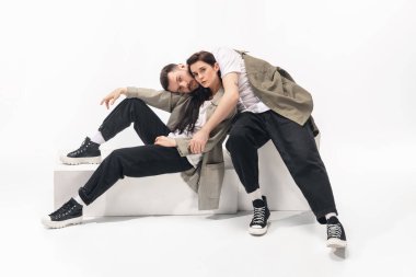Beyaz stüdyo arka planında izole edilmiş moda bir çift.
