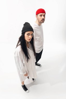 Beyaz stüdyo arka planında izole edilmiş moda bir çift.