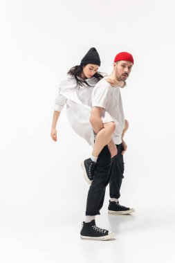 Beyaz stüdyo arka planında izole edilmiş moda bir çift.