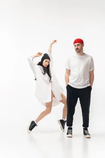 Trendy divatos pár elszigetelt fehér stúdió háttér — Stock Fotó