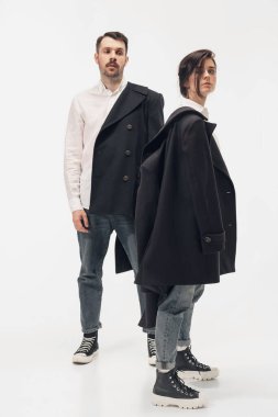 Beyaz stüdyo arka planında izole edilmiş moda bir çift.