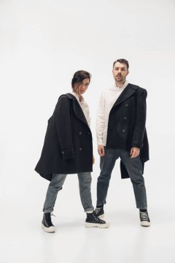 Beyaz stüdyo arka planında izole edilmiş moda bir çift.