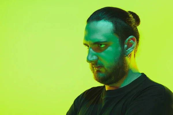 녹색 배경에 네 온광 이 화려 한 남자의 초상화 - 사이버 펑크 개념 — 스톡 사진