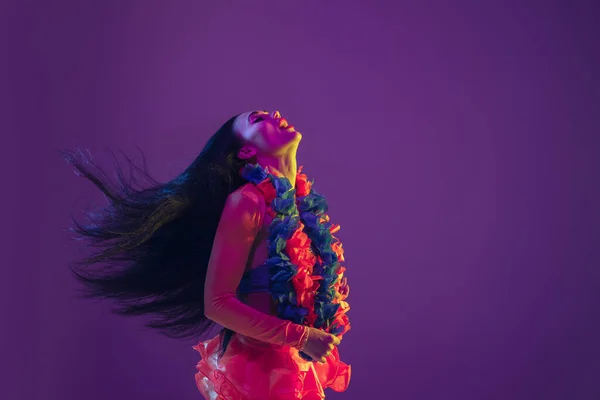 Modelo morena havaiano atraente no fundo do estúdio roxo em luz de néon — Fotografia de Stock