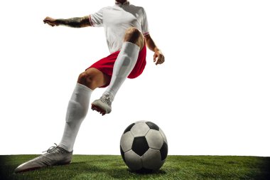 Beyaz zemin üzerinde futbol veya futbolcu - hareket, eylem, aktivite konsepti