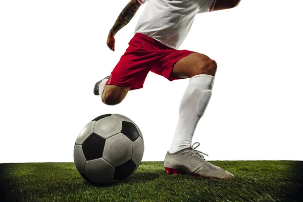 白人背景的足球或足球运动员-运动、动作、活动概念 — 图库照片