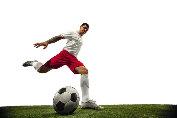 白人背景的足球或足球运动员-运动、动作、活动概念 — 图库照片