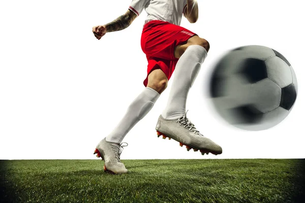 Futebol ou jogador de futebol sobre fundo branco - movimento, ação, conceito de atividade — Fotografia de Stock