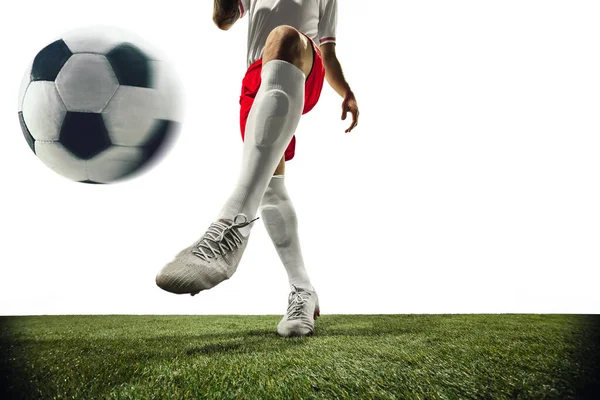 Jugador de fútbol o fútbol sobre fondo blanco - movimiento, acción, concepto de actividad — Foto de Stock