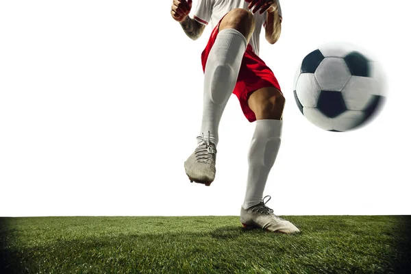 Jogador de futebol ou futebol em fundo branco com grama. jovem