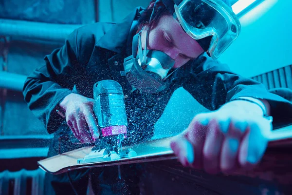 Skater in process of making his own skateboard, longboard - open business concept — Φωτογραφία Αρχείου