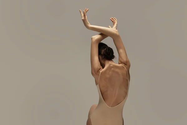 Młoda, pełna wdzięku balerina na pastelowym tle pracowni — Zdjęcie stockowe
