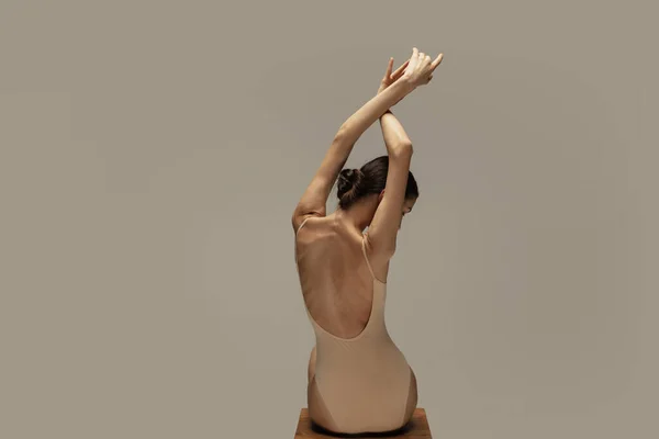 Giovane ballerina tenera graziosa su sfondo studio pastello — Foto Stock