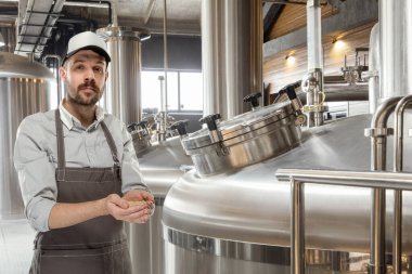 Profesyonel bira üreticisi, kendi el yapımı alkol üreticisi.