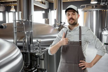 Profesyonel bira üreticisi, kendi el yapımı alkol üreticisi.