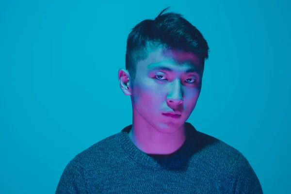 Портрет хлопця з барвистим неоновим світлом на синьому фоні концепція кіберпанку — стокове фото