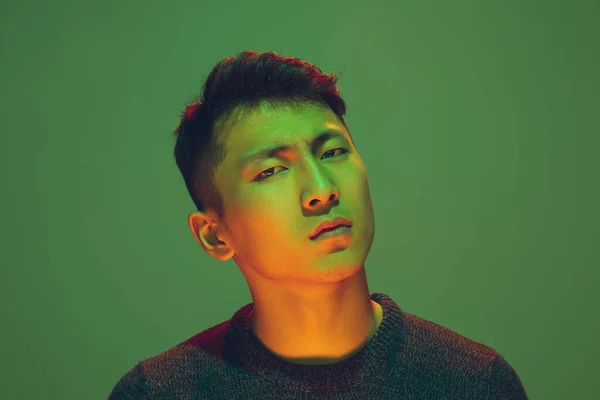 緑の背景にカラフルなネオンライトを持つ男の肖像 – サイバーパンクコンセプト — ストック写真