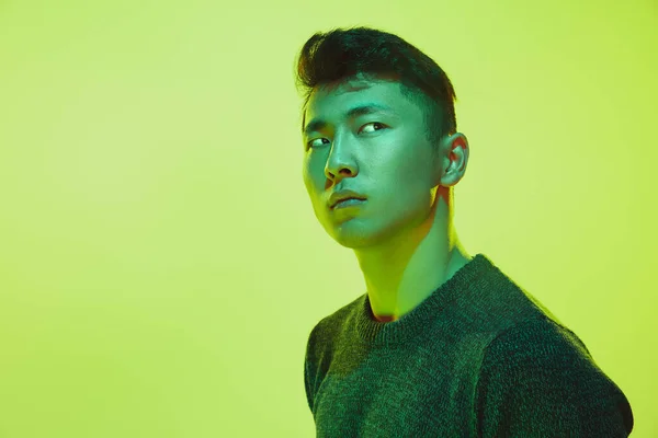 Portret faceta z kolorowym neonem na żółtym tle - koncepcja cyberpunkowa — Zdjęcie stockowe