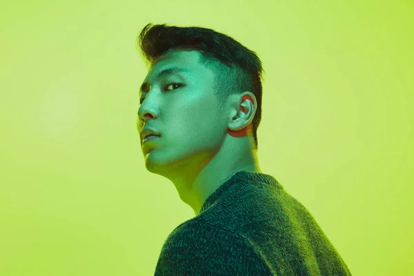 Portret faceta z kolorowym neonem na żółtym tle - koncepcja cyberpunkowa — Zdjęcie stockowe