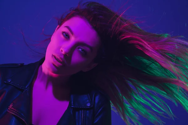 Blanke vrouwen portret geïsoleerd op blauwe studio achtergrond in neon licht — Stockfoto