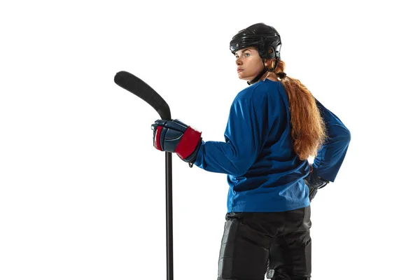 Joven jugadora de hockey con el palo en la pista de hielo y fondo blanco — Foto de Stock