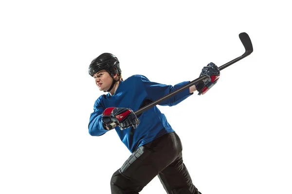Молодая хоккеистка с клюшкой на льду и на белом фоне — стоковое фото