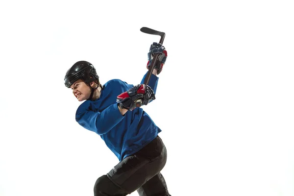 Ung kvinnlig hockeyspelare med pinne på isbana och vit bakgrund — Stockfoto