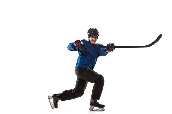 Jonge hockeyspeelster met de stick op de ijsbaan en witte achtergrond — Stockfoto