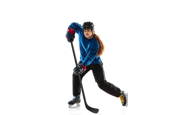 Joven jugadora de hockey con el palo en la pista de hielo y fondo blanco — Foto de Stock