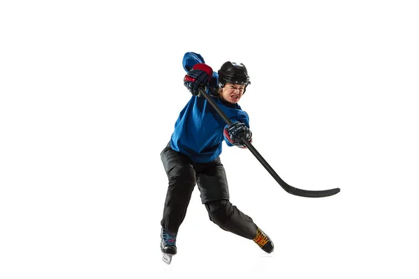 얼음 코트와 배경에 막대기를 단 젊은 여성 하키 선수 — 스톡 사진