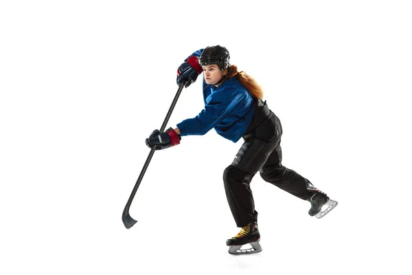 Fiatal női hoki játékos a bottal a jégpályán és fehér háttér — Stock Fotó