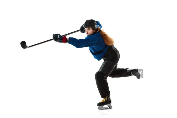 Молода жінка хокеїстка з палицею на крижаному дворі і білому тлі — стокове фото
