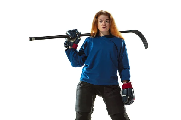 Mladá žena hokejista s holí na ledě hřiště a bílé pozadí — Stock fotografie