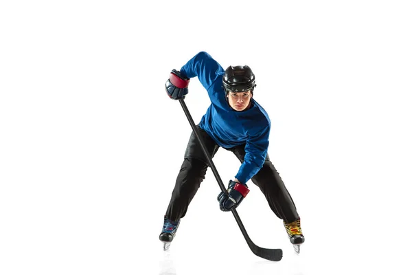 Ung kvinnlig hockeyspelare med pinne på isbana och vit bakgrund — Stockfoto