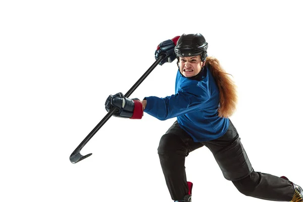 Jovem jogadora de hóquei feminino com a vara na quadra de gelo e fundo branco — Fotografia de Stock