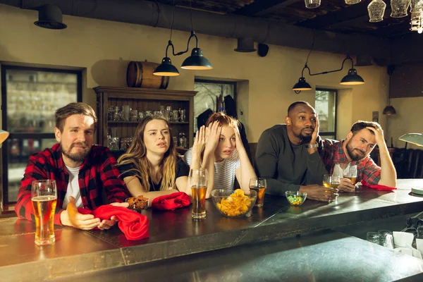 Sport fans juichen in de bar, pub en het drinken van bier, terwijl het kampioenschap, de concurrentie gaat — Stockfoto