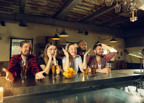 Gli appassionati di sport tifo al bar, pub e bere birra mentre il campionato, la concorrenza sta andando — Foto Stock