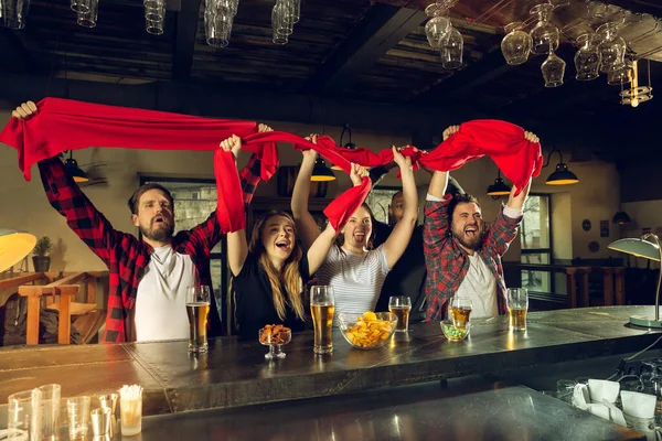 Sport fans hejar på bar, pub och dricka öl medan mästerskapet, tävlingen går — Stockfoto